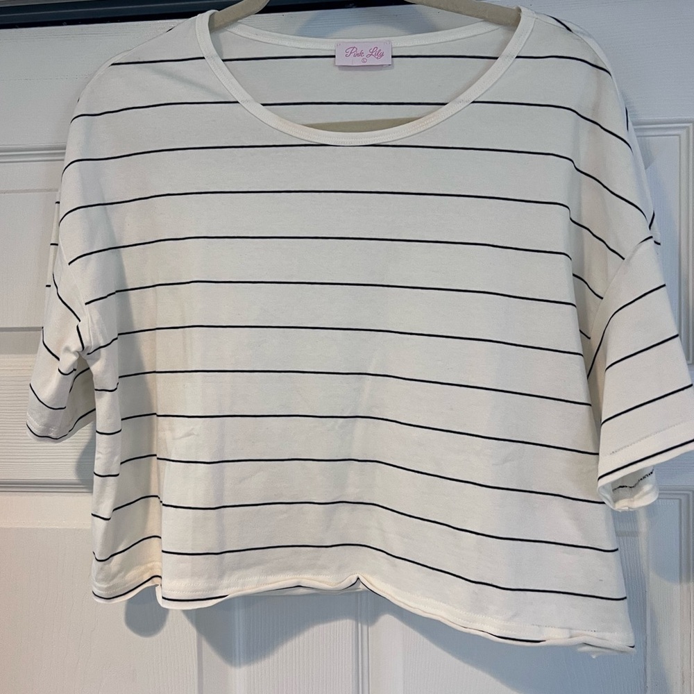 NWOT.   Basic black & white cropped tee
